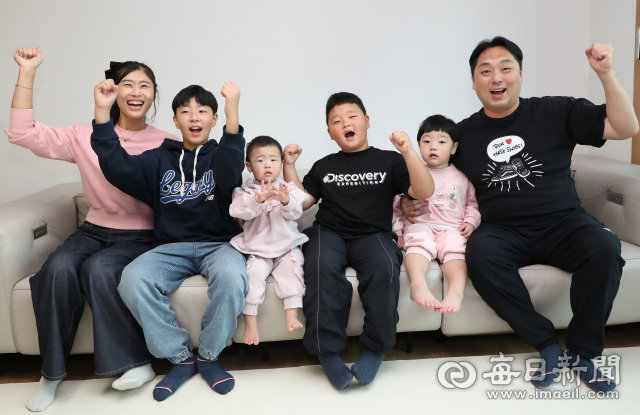 여섯 식구가 집 거실에서 프로축구 TV 중계방송을 보며 응원하고 있다.정운철 기자 