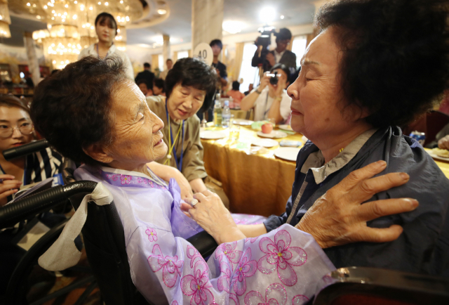 제21차 이산가족 상봉행사 2회차 마지막 날 북한 금강산호텔에서 열린 작별상봉 및 공동중식에서 북측 박영희(85) 할머니와 남측 동생 박유희(83),유경희(72) 씨가 눈물을 흘리고 있는 모습.연합뉴스