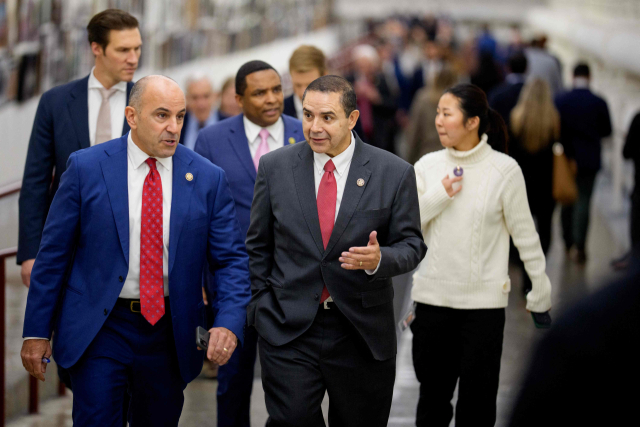 10일(현지시간) 헨리 쿠엘라 연방 하원의원(가운데)과 지미 파네타 연방 하원의원(왼쪽)이 연례 국방수권법(NDAA) 표결을 위해 국회의사당에 들어서고 있는 모습.AFP 연합뉴스