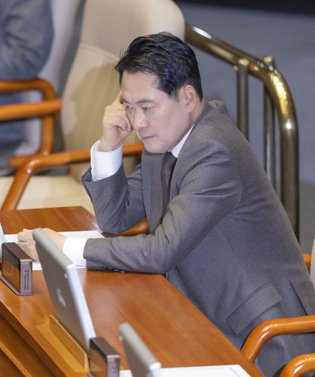 국민의힘 장동혁 대표가 11일 국회에서 열린 12월 임시국회 1차 본회의에서 곽규택 의원의 형사소송법 일부개정법률안에 대한 무제한 토론(필리버스터)이 시작된 뒤 생각에 잠겨 있다.