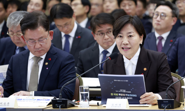 송미령 농림축산식품부 장관이 11일 세종시 정부세종컨벤션센터에서 열린 농림축산식품부(농촌진흥청·산림청)-고용노동부 업무보고에서 부처 업무보고를 하고 있다. 왼쪽은 이승돈 농촌진흥청