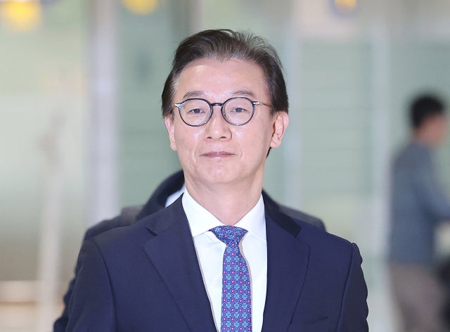 <b>통일교</b> 금품 <b>의혹</b>…전재수 전 장관 등 3명 피의자 입건·출국금지