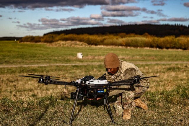 월스트리트저널(WSJ)이 13일(현지시간) 하와이에서 진행된 미군의 드론 훈련 현장을 전했다.WSJ은 미군이 전장 상황을 분석하고 필요한 장비를 빠르게 조달하는 방식을 적용하며 변화하고 있지만 이마저도 충분하지 않