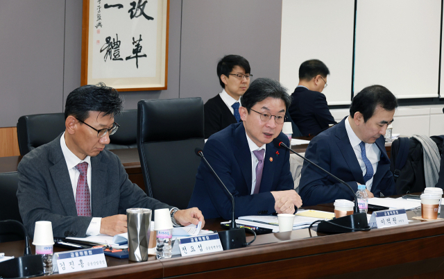 이억원 금융위원장이 15일 오전 서울 종로구 정부서울청사에서 금융감독원,금융연구원,한국개발연구원(KDI) 및 거시경제/금융시장 전문가들과 함께 개최한 금융시장 상황 점검회의에서 '25년 국내외 경제/금융시장을 평