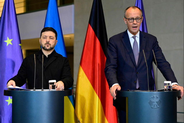 프리드리히 메르츠 독일 총리(오른쪽)와 볼로디미르 젤렌스키 대통령이 15일 독일 베를린에서 기자회견에 임한 모습.APF 연합뉴스