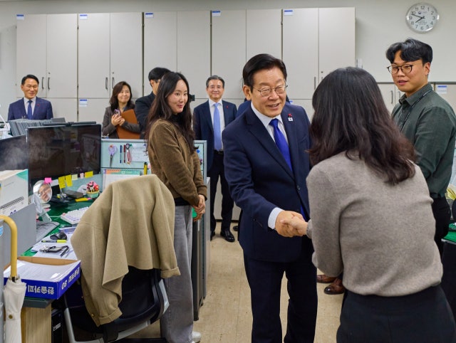 "<b>국세청</b>장에게 밥 사달라 하세요" 李<b>대통령 국세청 직원</b>들 <b>격려</b>