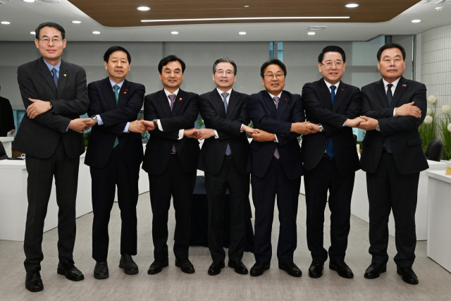 17일 오전 광주 서구 광주도시공사에서 열린 '광주 군 공항 이전 6자 협의체' 1차 회의에서 참석 내빈들이 공동 발표문에 서명한 뒤 손을 맞잡고 있다.이날 회의에서는 광주 군·민간 공항을 무안으로 통합 이전하는 