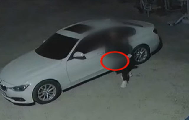 경북 상주시의 한 주택가 인근 공터에서 흉기를 든 채 차량에서 내리는 40대 남성. TV조선 보도화면 캡처