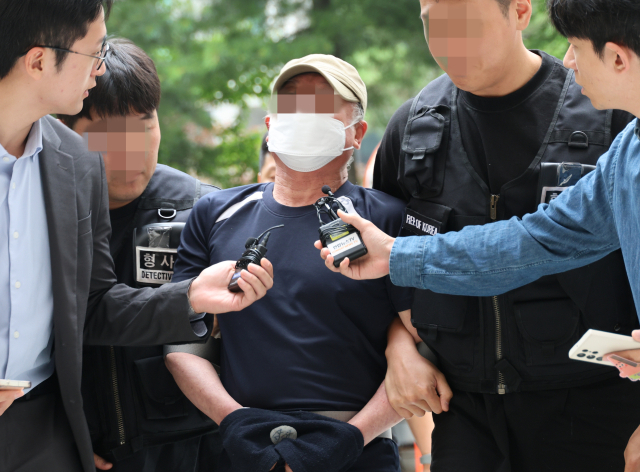 법원의 접근금지 명령이 종료된 지 일주일 만에 아내를 찾아가 흉기로 살해한 60대 남성이 21일 오후 구속심사를 받기 위해 법원에 출석하고 있다.연합뉴스