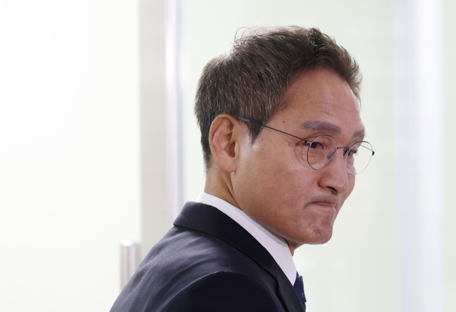 .관봉권 띠지 폐기 의혹'과 '쿠팡 퇴직금 불기소 외압 의혹'을 수사할 안권섭 특별검사가 6일 서초구 사무실에서 열린 특검팀 현판식을 마치고 퇴장하고 있다.연합뉴스