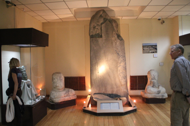 콜테긴 비석 복제품.돌궐(튀르크)족 왕족 콜테긴이 죽자 형 빌게 카간이 732년 몽골초원 오르혼 강 유역에 세운 비석이다.진품은 현장에 남아 있다.몽골 울란바토르 국립 박물관.