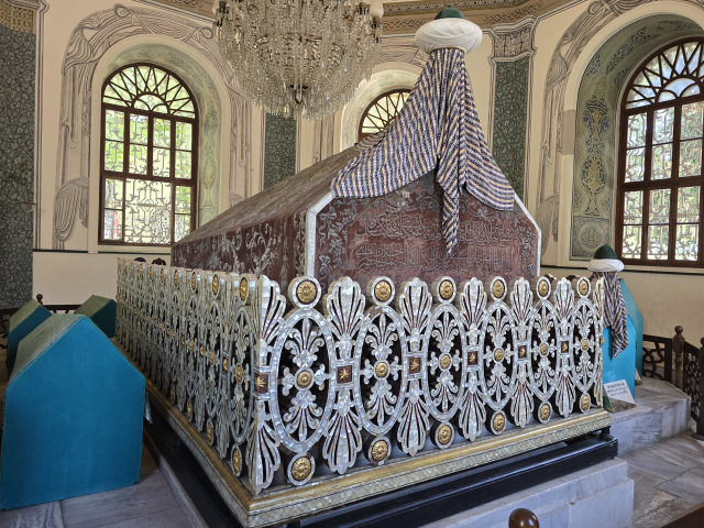 오스만 튀르키예 제국(1299년~1922년) 창시자 오스만 가지 무덤.셀주크 튀르크의 쇠위트 지역 영주 오스만 가지는 오스만 튀르키예 제국를 세워 현대 튀르키예의 초석을 놓았다.부르사.