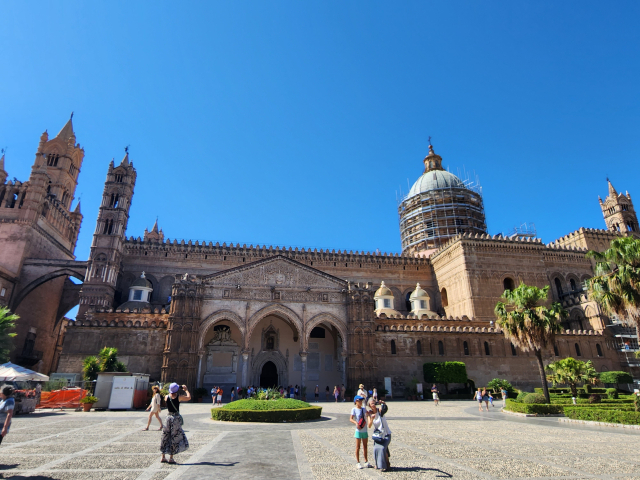 팔레르모 대성당.내부에 시칠리아를 통치한 독일 호엔슈타우펜 왕조의 신성로마 황제프리드리히 2세 무덤이 자리한다.