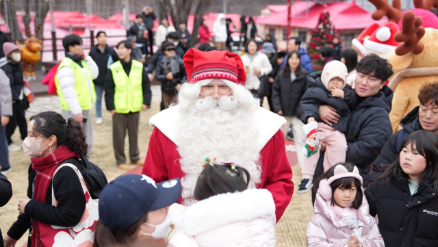 지난 20일 봉화 분천산타마을에서 '2025-2026 한겨울 분천산타마을' 개장식이 열리며 본격적인 겨울 관광 시즌의 막이 올랐다.봉화군 제공