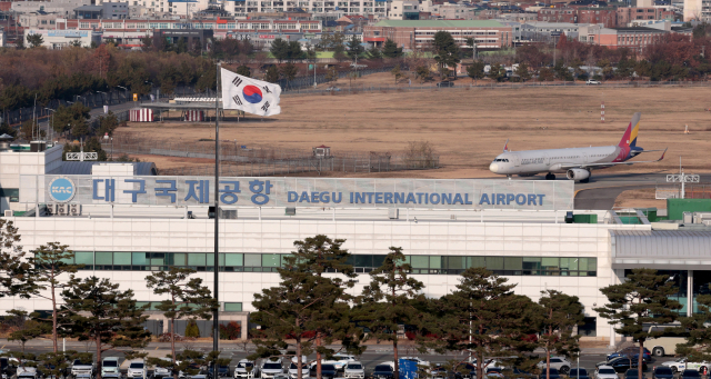 2일 대구국제공항에서 여객기가 도착 게이트로 진입하고 있다.대구시와 정치권 등에 따르면 대구경북신공항 사업 추진에 필요한 공공자금관리기금이 이날 여·야가 확정한 2026년도 정부 예산안에 반영되지 않았다.김영진 