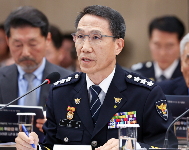 유재성 경찰청장 직무대행이 17일 정부세종컨벤션센터에서 이재명 대통령에게 업무보고를 하고 있다.연합뉴스