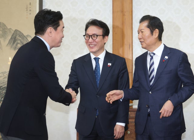 당정대 "<b>석유화학</b>·<b>철강</b> 산업 <b>구조개편</b> 불가피"…대책 논의