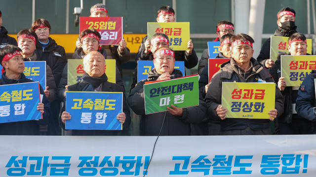전국철도노동조합(철도노조) 조합원들이 2일 서울역 광장에서 총파업 예고 기자회견을 열고 있다.철도노조는 성과급 정상화,<a href=