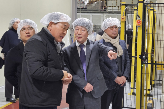 박성수(가운데) 경상북도경제진흥원장이 취임식을 생략하고 생산 현장에서 애로사항을 청취하고 있다.경상북도경제진흥원 제공