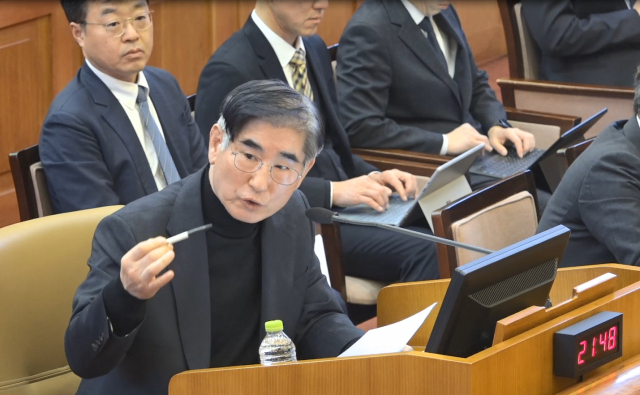 김용현 전 국방부 장관이 23일 서울 종로구 헌법재판소에서 열린 윤석열 대통령 탄핵심판 4차변론에 증인으로 출석해 발언하고 있다.연합뉴스