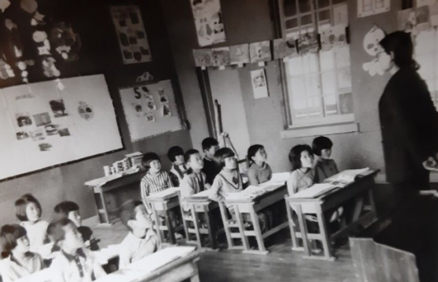 대구시 군위군 삼국유사면 화북4리 화산마을은 1960년대 정부의 산지 개간 정책에 따라 180가구가 이주하면서 형성됐다.정착 당시 마을 주민들 모습.군위군 제공.