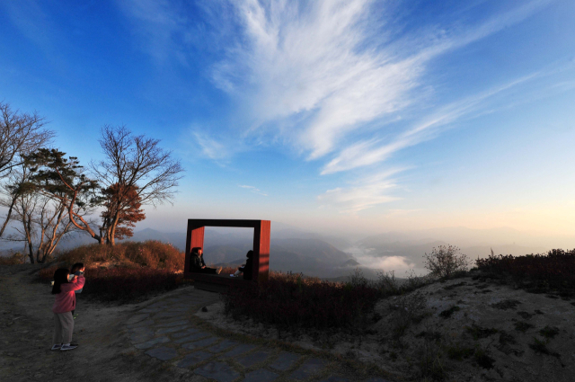 대구시 군위군 삼국유사면 화북4리 화산마을에 마련된 풍차전망대에서 바라본 모습.군위군 제공.