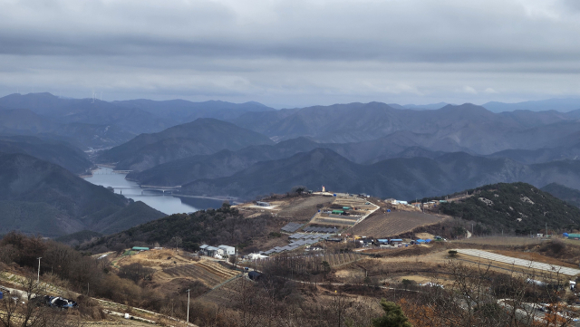 대구시 군위군 삼국유사면 화북4리 화산마을의 하늘전망대에서 바라 본 풍경.마을 너머로 군위호의 전경이 펼쳐진다.장성현 기자
