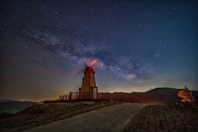 대구시 군위군 삼국유사면 화북4리 화산마을에 마련된 풍차전망대에서 바라본 모습.군위군 제공.