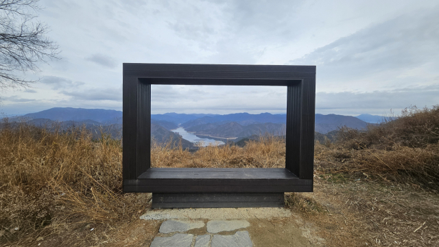 대구시 군위군 삼국유사면 화북4리 화산마을 내 풍차전망대에는 액자형 포토존이 마련돼 관광객들의 촬영 명소로 활용되고 있다.장성현 기자