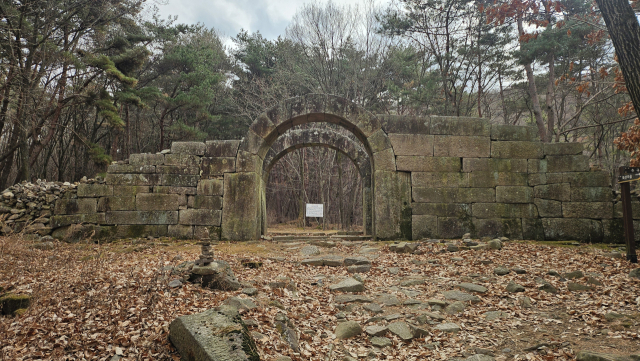 조선 숙종 35년 축성을 시작한 대구시 군위군 삼국유사면 화북4리 화산산성은 심한 기근으로 공사가 중단되며 미완성인 채로 남겨졌다.장성현 기자