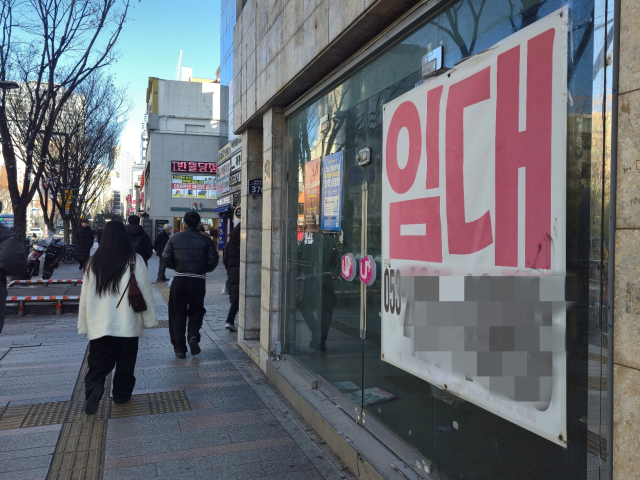 26일 오전 대구 중구 동성로 곳곳에 상가 임대를 알리는 현수막이 붙어 있다.김지효 기자