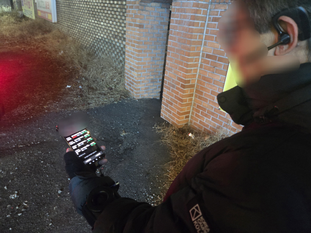 지난 25일 크리스마스 저녁에 만난 대리운전 기사 김상엽(58·가명) 씨가 대리운전 애플리케이션을 켜고 콜을 잡는 모습.임재환 기자