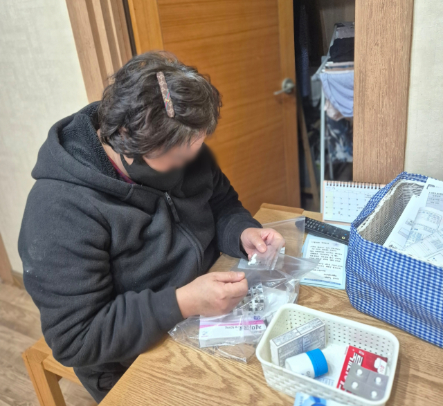 길소정(61·가명) 씨가 자신이 먹는 약들을 설명하고 있다.신중언 기자