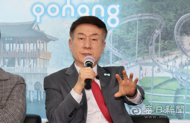 이강덕 포항시장이 5일 기자 차담회를 갖고 경북도지사 출마에 관한 자신의 뜻을 전하고 있다.신동우 기자