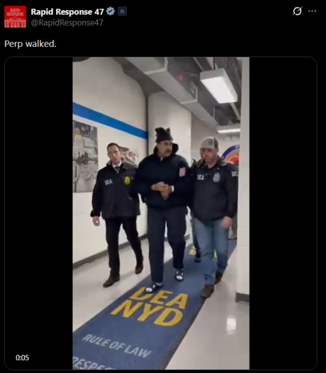 백악관의 엑스(X) 긴급대응 계정은 '범죄자가 걸어갔다'(perp walked)는 제목으로 마두로가 DEA 뉴욕 지부 건물 안 복도에서 연행되는 영상을 공유했다.연합뉴스