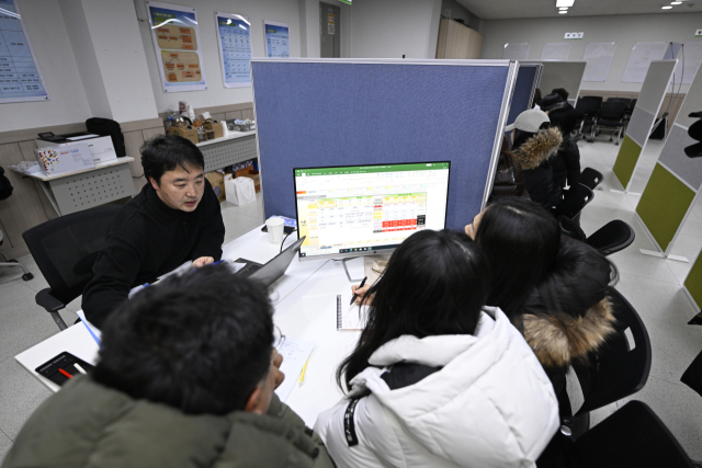 지난해 대구시교육청이 대입 정시 모집을 앞두고 운영한 '대입 정시전형 대비 상담실'에서 학부모와 학생이 진학 전문교사와 상담을 하고있다.매일신문 DB