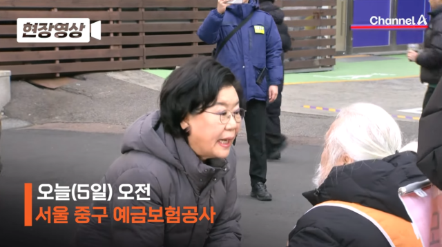 이혜훈 기획예산처 장관 후보자가 5일 서울 중구 예금보험공사 앞에서 박경석 전장연 공동상임대표와 만나고 있다.채널A 유튜브