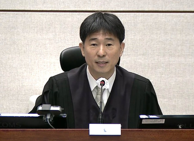 지귀연 부장판사가 2일 서울 서초구 서울중앙지방법원에서 열린 윤석열 전 대통령의 내란 우두머리·직권남용 권리행사 방해 혐의 사건 속행 공판에서 발언하고 있다.연합뉴스