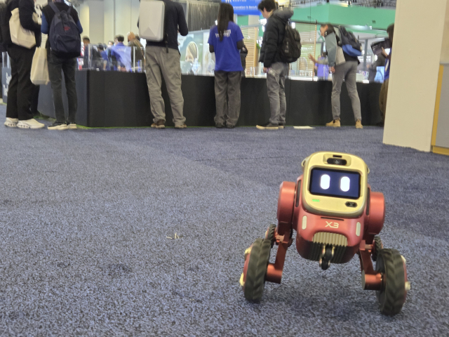 미국 라스베이거스에서 열린 'CES 2026' 행사장을 돌아다니는 로봇.정은빈 기자
