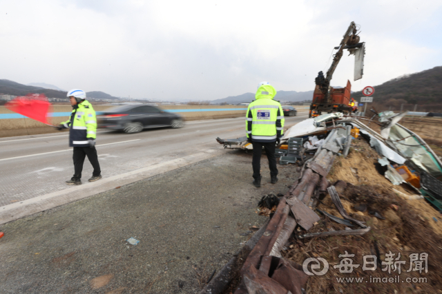10일 오전 6시 20분 쯤 상주시 지천면 서산영덕고속도로 남상주 나들목 인근에서 차량 추돌 등 동시다발적 사고가 나 5명이 숨졌다.한국도로공사 관계자들이 사고가 난 영덕방면 도로에서 수습을 하고 있다.경찰과 소