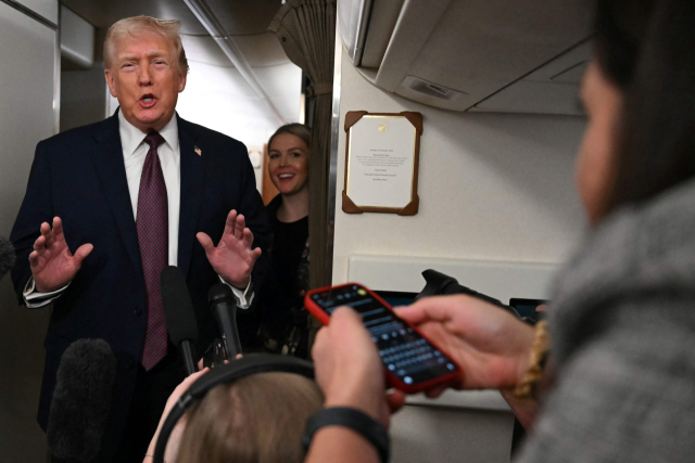 11일(현지시간) 도널드 트럼프 미국 대통령이 에어포스원에서 기자들의 질의에 답하고 있다.AFP 연합뉴스