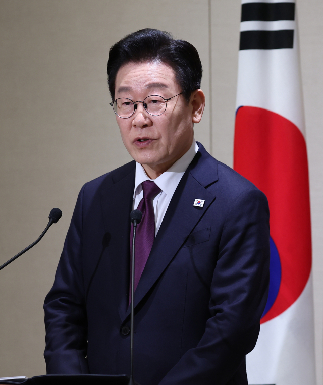 이재명 대통령이 13일 일본 나라현 정상회담장에서 다카이치 사나에 일본 총리와 공동언론발표를 하고 있다.연합뉴스