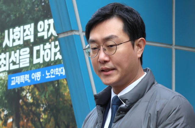 더불어민주당 장경태 의원이 2일 자신을 성추행 의혹으로 고발한 고소인을 무고 및 폭행 등으로 고소·고발하기 위해 서울경찰청 민원실을 방문한 뒤 나와 기자들의 질문에 답변하고 있다.연합뉴스