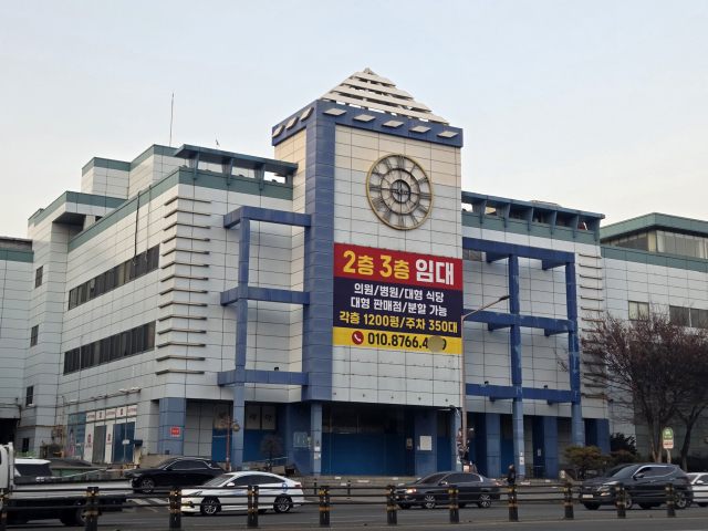 지난해 8월 문 닫은 홈플러스 내당점."2,3층 임대" 현수막이 붙어 있다.정은빈 기자