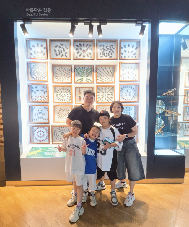 김승우·윤소희 부부와 세 자녀는 지난해 6월 곤충박물관인 무주반디랜드를 방문했다.박물관은 이들 가족이 여행 시 필수로 방문하는 코스다.윤소희 씨 제공