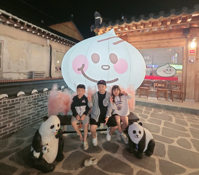 지난해 9월 경주에 여행 갔다 들른 황리단길의 한 만두집 앞마당.(왼쪽부터)막내 도진,첫째 도윤,둘째 채린.윤소희 씨 제공