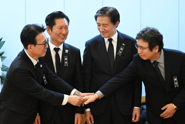 김민석 국무총리가 27일 서울 종로구 서울대학교병원 장례식장에 마련된 이해찬 전 국무총리의 빈소에서 유시민 작가와 대화하고 있다. 왼쪽부터 김 총리, 정청래 대표, 조국 대표, 유시민 작가. 연합뉴스