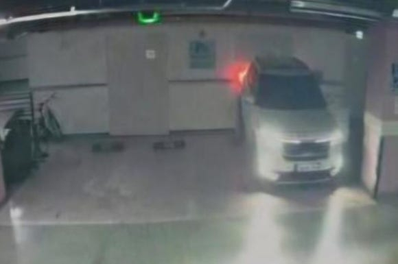 경기도 부천 한 주차장에서 20대 여성이 자신의 차량과 외벽 사이에 끼여 중상을 입었다. 사진은 사고 당시 상황. 부천소방서