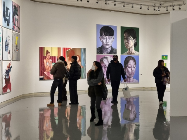 지난해 대구문화예술회관에서 열린 대구권 미술대학 연합전에서 관람객들이 작품을 감상하고 있다. 대구미술협회 제공