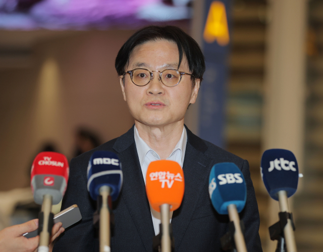 미국을 방문해 관세 문제 등 통상 현안을 협의한 김정관 산업통상부 장관이 8일 인천국제공항 제2여객터미널을 통해 귀국해 취재진 질문에 답변하고 있다. 연합뉴스